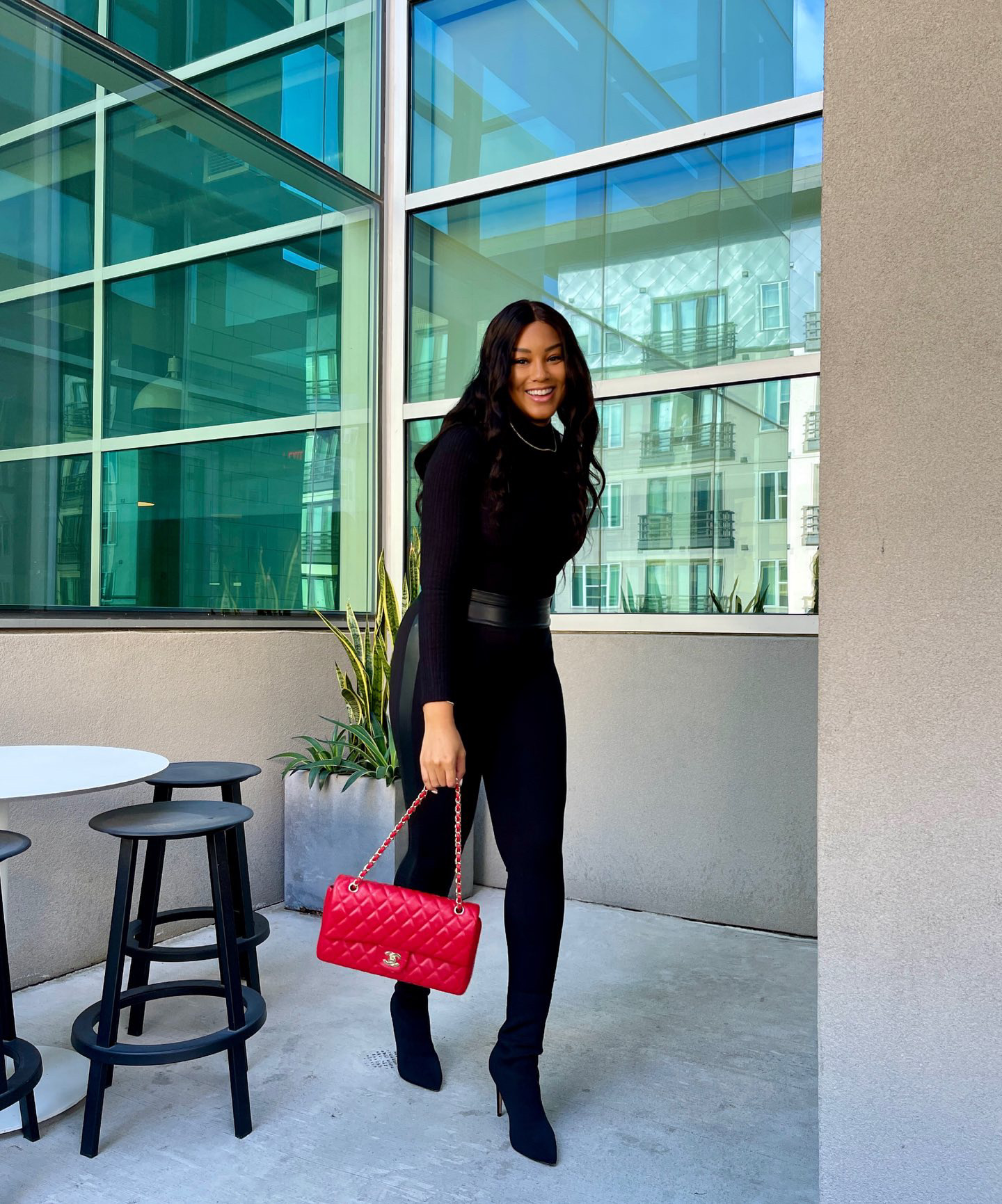 This ‘All Black Outfit with a Pop of Color’ is a Timeless Fall and Winter Trend